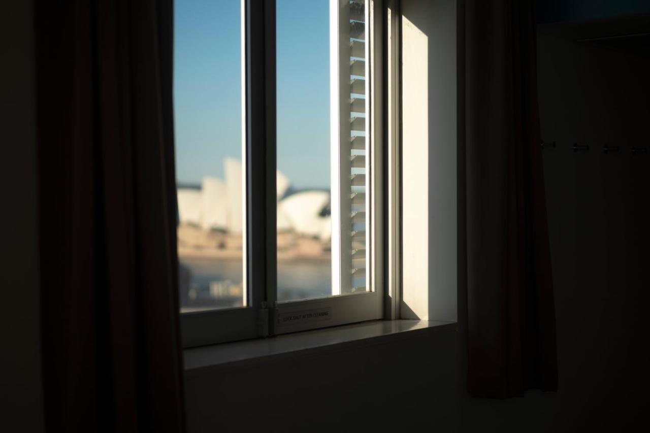 Yha Sydney Harbour Pansiyon Dış mekan fotoğraf A window with curtains