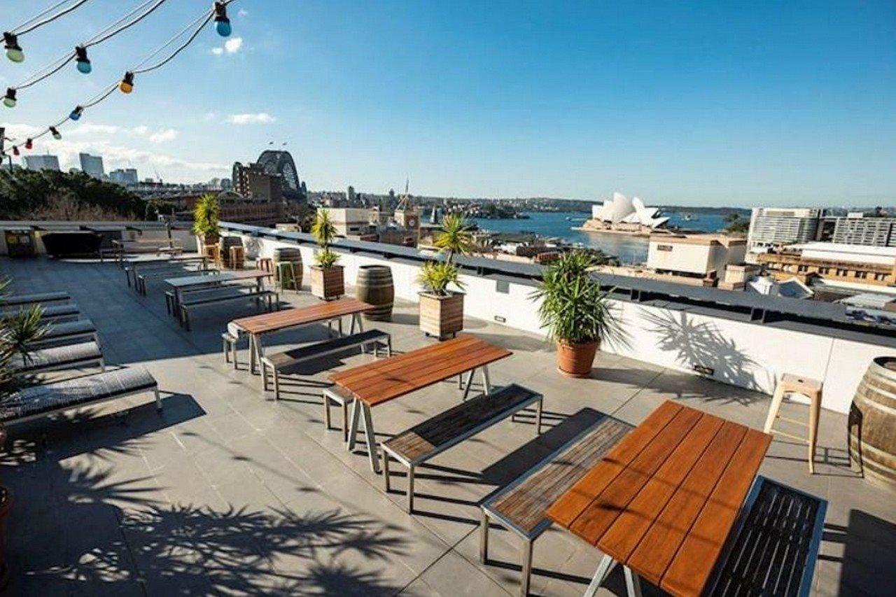 Yha Sydney Harbour Pansiyon Dış mekan fotoğraf The rooftop bar at the Rocks