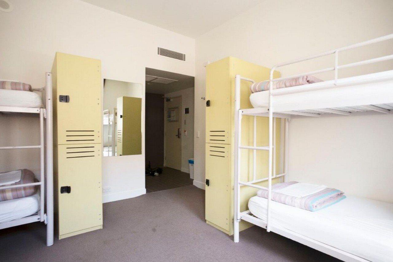 Yha Sydney Harbour Pansiyon Dış mekan fotoğraf A typical bedroom at the International House