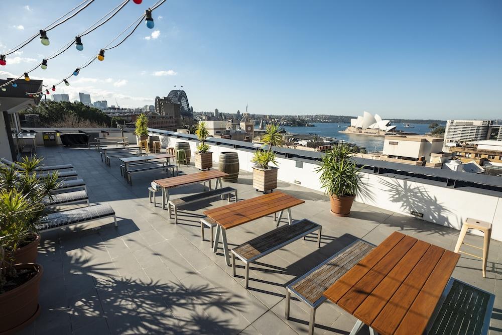 Yha Sydney Harbour Pansiyon Dış mekan fotoğraf The rooftop bar at the Hotel