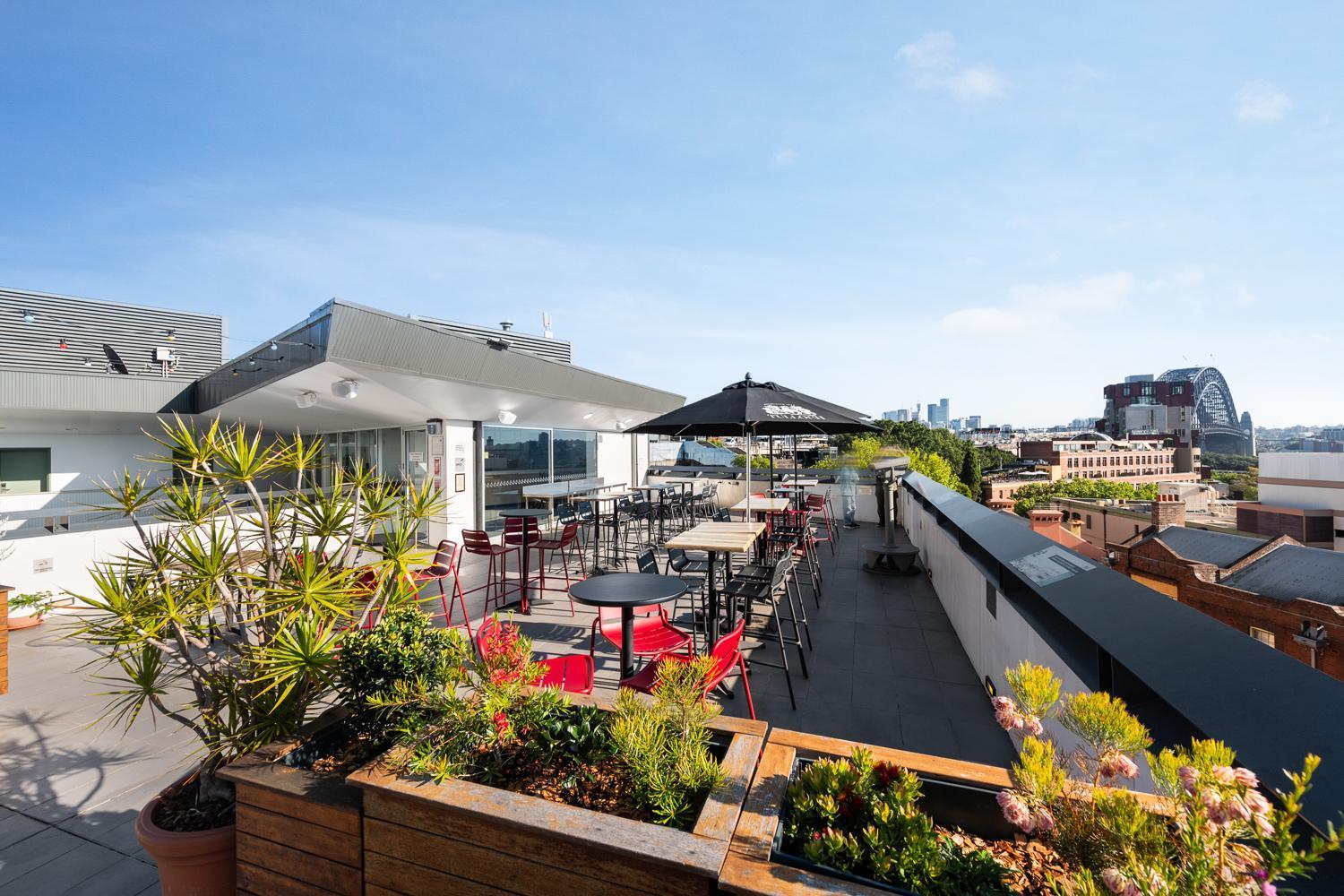 Yha Sydney Harbour Pansiyon Dış mekan fotoğraf The rooftop bar at the Standard East Village