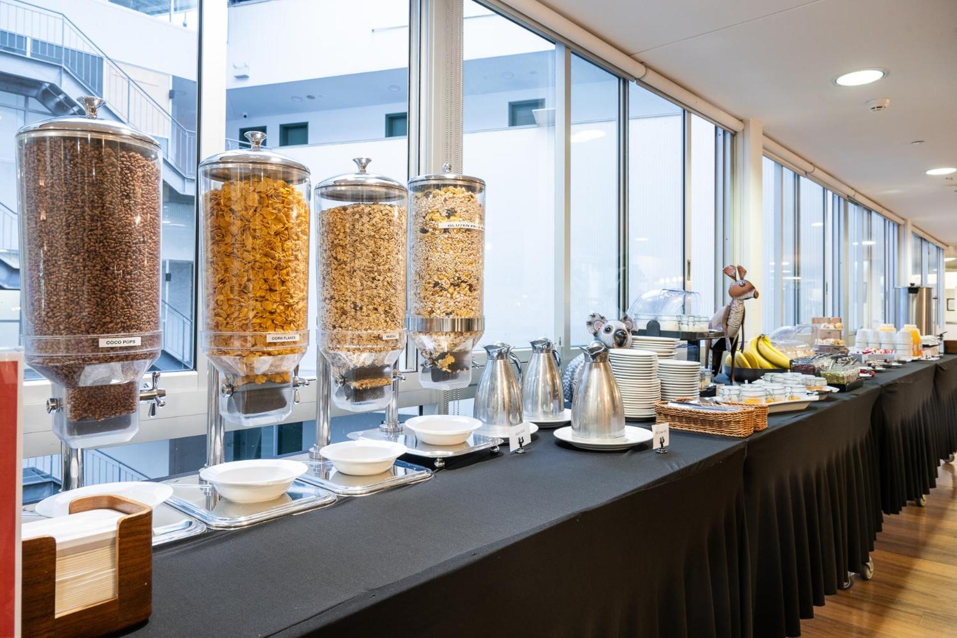 Yha Sydney Harbour Pansiyon Dış mekan fotoğraf A buffet at a hotel