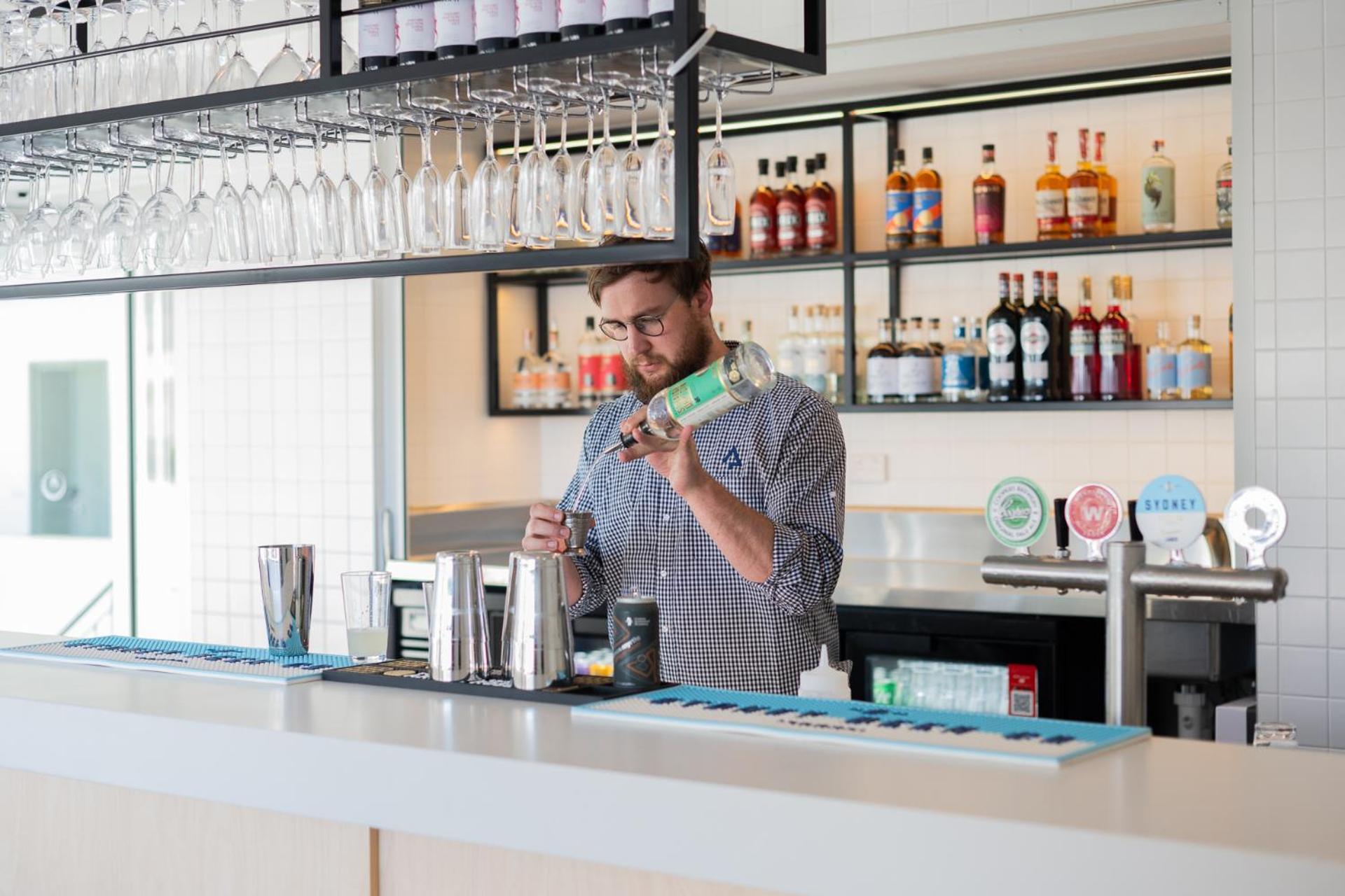 Yha Sydney Harbour Pansiyon Dış mekan fotoğraf A bartender at work