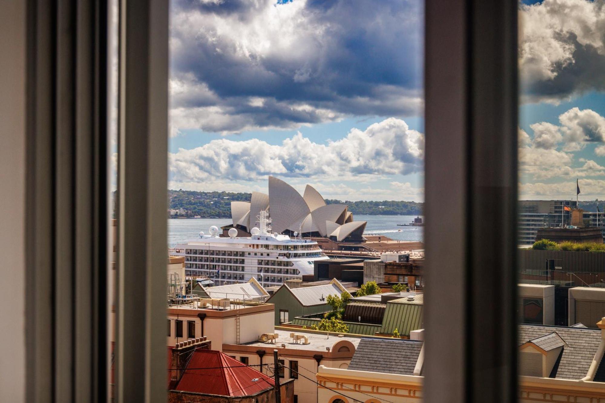 Yha Sydney Harbour Pansiyon Dış mekan fotoğraf View of the Sydney Opera House from a window at the hotel